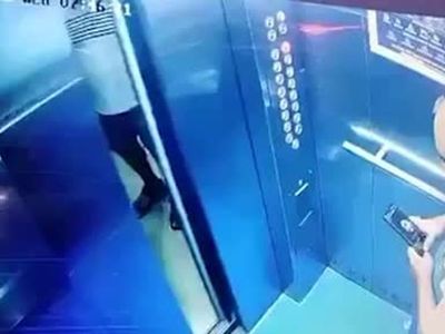 Eski yöneticiler asansörde karşılaşınca yumruklar havada uçuştu
