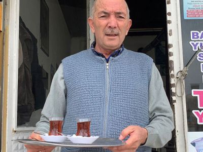 Eskiden belediye başkanıydı şimdi ise çaycılık yapıyor