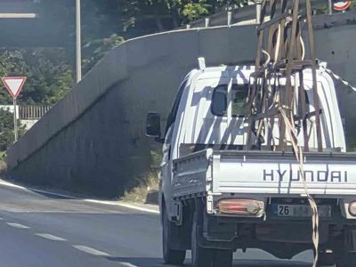 Eskişehir çevre yolundaki kamyonet trafiği tehlikeye attı