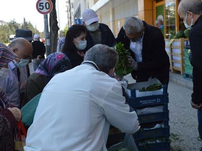 Eskişehir’de Koronavirüse Rağmen Market Önünde Kuyruk Oluştu