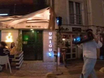 Eskişehir'de müzik çalarla yürüyen kişi tepki çekti