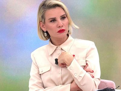 Esra Erol'un sunucusu olduğu programda dehşet anlar! İhanet yüzünden karısıyla boşanan Adil canlı yayında Nurgül'ü boğazladı