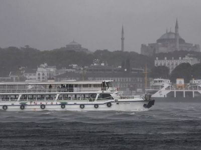 Etkisini artıran lodos nedeniyle vapur seferleri iptal edildi