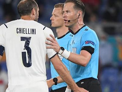 EURO2020 Türkiye İtalya Maçının Hollandalı Hakemi, Zeki Çelik'in Pozisyonuna Neden Penaltı Vermedi?