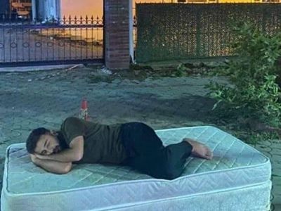 Ev Kiralarına Öğrencilerden Tepki: Üniversite Kapısına Yatak Koyup Yattılar!