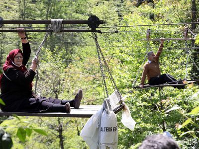 Ev ve arazilerine kendi yaptıkları ilkel teleferikle ulaşmaya çalışıyorlar!