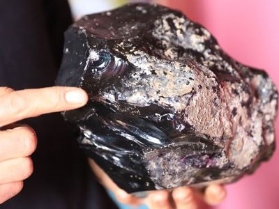 Ardahan'da Evinin İnşaatını Kazarken Siyah Sentetik Elmas Buldu