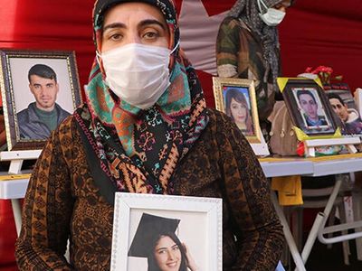 Evlat Nöbetindeki Acılı Annenin Umutlu Bekleyişi: Ceylan'ımı Alana Kadar Bu Kapıdan Gitmem