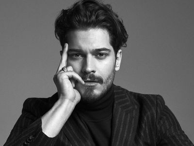 Evlenmeyi planladıkları Duygu Sarışın'la ayrılan Çağatay Ulusoy, ünlü oyuncu ile sarmaş dolaş görüldü