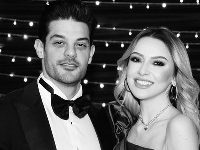 Evlilik arifesindeki Hadise'yle Mehmet Dinçerler çifti otel kaçamağı yaparken gazetecilere yakalandı