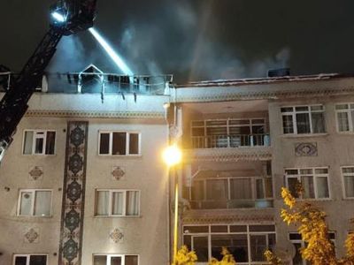 Eyüpsultan'da 5 Katlı Binanın Çatısı Alevler İçinde Yanıp Kül Oldu