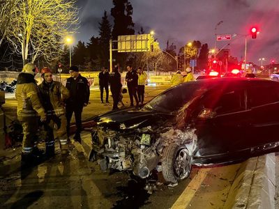 Eyüpsultan'da korkutan kaza! Sürücü bariyerlere çarptı