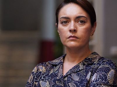 Ezgi Mola Oynadığı Role Kendini Fazla Kaptırdı! Masumlar Apartmanı'nın Safiye'si Ünlü Oyuncuya Musallat Oldu