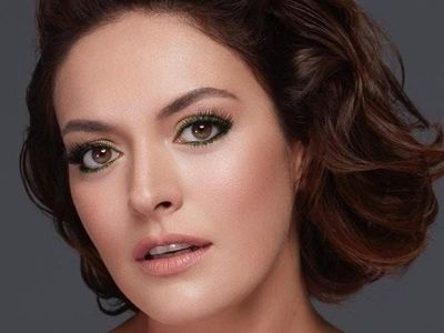 Ezgi Mola Photoshop'u Abarttı, Fark Edilince Utandı!
