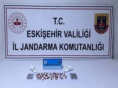 İstihbarat sonucunda otobüste 128 sentetik ecza hapı ele geçirildi