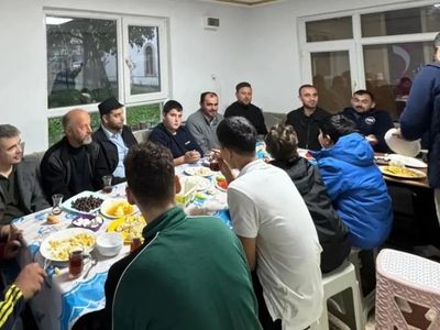 Erfelek'te gençler sabah namazında buluşup kahvaltı yaptılar