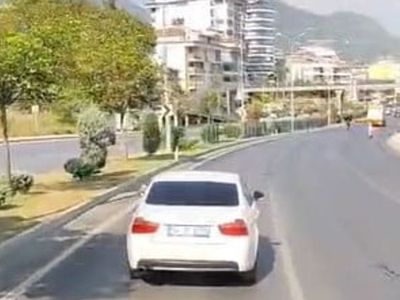 Alanya’da itfaiyeye yol vermeyen sürücü cep telefonu kamerasına yansıdı