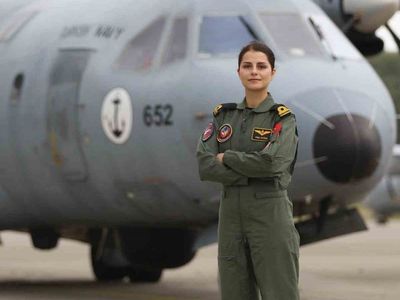 Gökyüzünde yeni bir dönem: Türk Deniz Kuvvetleri'nin ilk kadın pilotu Hilal Aydın