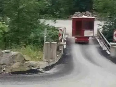 Karadeniz'in azmi: Zorlu yokuşu geri geri geçerek konteyneri köye taşıdı