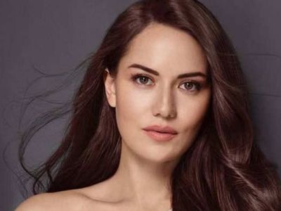 Fahri Evcen güzelliğiyle hayran bıraktı! İkinci bebeğine hamile olan Fahriye Evcen’in tekne pozlarına yorum yağdı