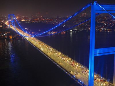 Fatih Sultan Mehmet Köprüsü kolon kanseri için mavi renge büründü!