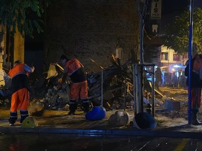 Fatih’te 3 katlı bina çöktü: Vatandaşlar deprem sanıp dışarıya fırladı