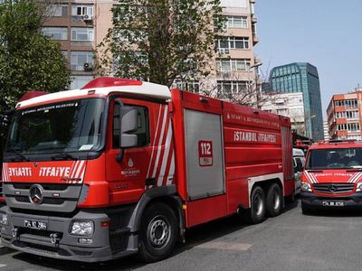 Fatih’te 6 katlı otelde yangın çıktı: Çalışanlar ve müşteriler tahliye ediliyor