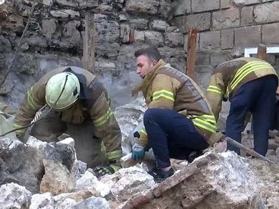 Fatih’te Roma’dan kalma sur çöktü: Enkaz altında bir kişi yaldı