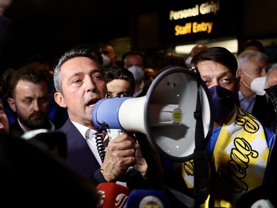 Fenerbahçe Başkanı Ali Koç'tan Havalimanında Megafonla Çok Sert Açıklamalar!