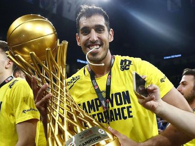 Fenerbahçe Beko'da Ahmet Düverioğlu ve Danilo Barthel ile yolların ayrılmasına karar verildi!