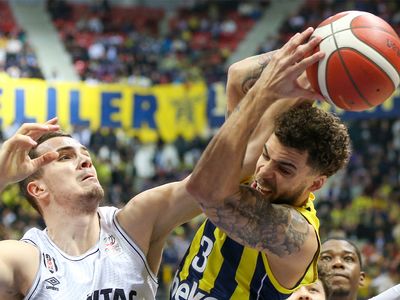 Fenerbahçe Beşiktaş'ı derbide farklı yendi: Finalde Anadolu Efes'in rakibi oldu