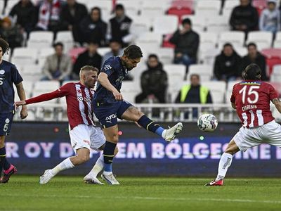Fenerbahçe Sivas’ta hata yapmadı: Puan farkı 3’e düştü