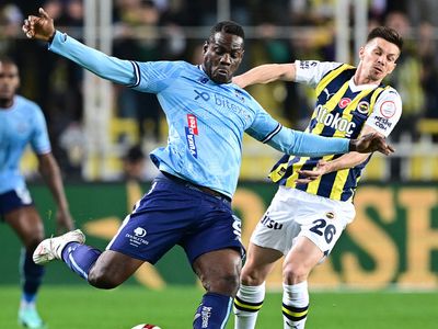 Fenerbahçe zirve yarışını 4 golle sürdürdü: Evinde Adana Demirspor'u mağlup etti