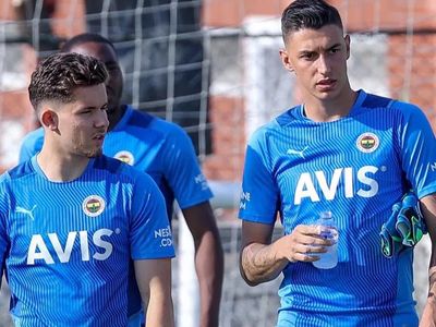 Fenerbahçe'de Berke Özer Galatasaray Derbisi Öncesi İdmanda Yer Almadı!