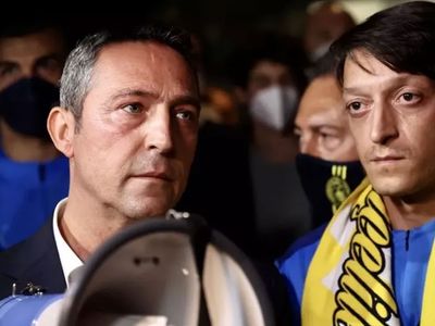 Fenerbahçe'de kadro dışı kalan Mesut Özil, başka takıma transfer olmak istemiyor!
