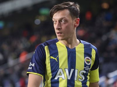 Fenerbahçe'de kadro dışı kalan Mesut Özil hakkında futbolcunun menajeri Erkut Söğüt, oyuncunun transfer durumu ve kariyeri hakkında açıklamalarda bulundu!