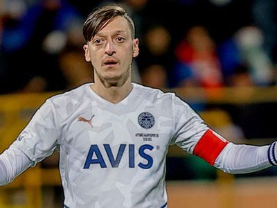 Fenerbahçe'de Mesut Özil, kadro dışı kalma haberini nasıl aldığını anlattı!