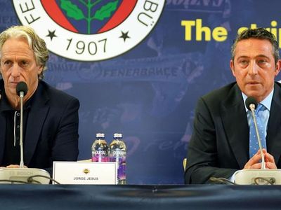 Fenerbahçe’de Mesut Özil kadro dışı kalmaya devam edecek! Jorge Jesus basın toplantısında Mesut Özil hakkında aldığı kararı resmen açıkladı
