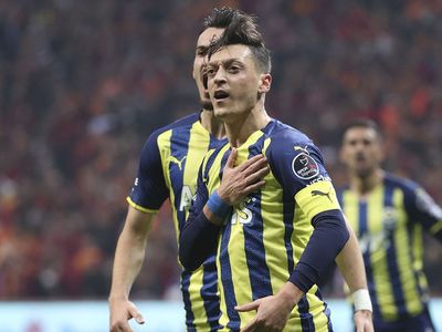 Fenerbahçe'de Mesut Özil Karagümrük Karşısında Bir İlki Gerçekleştirmek İstiyor!