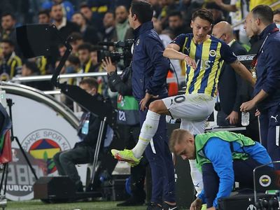Fenerbahçe'de Mesut Özil Royal Antwerp Maçında Yaptığı Hareketle İlgili Açıklama Yaptı!