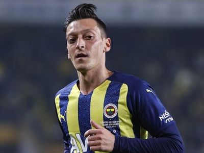 Fenerbahçe'de Mesut Özil, Trabzonspor derbisi öncesi takımla antrenmana katıldı!