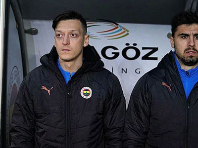 Fenerbahçe'de Mesut Özil ve Ozan Tufan kadroya geri dönse bile kaptanlıkları alınacak!