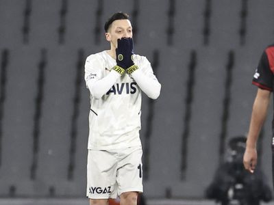 Fenerbahçe'de Mesut Özil Karagümrük Maçında Takıma İsyan Etti!