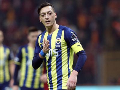 Fenerbahçe'de Mesut Özil'in menajeri oyuncusunun takımda kalacağını açıkladı!
