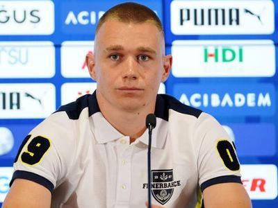 Fenerbahçe'de sakatlanan Atilla Szalai, sahalara en kısa sürede dönebilmek için çalışmalarına devam ettiğini açıkladı