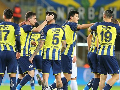 Fenerbahçe'de Sakatlanan İrfan Can Kahveci Sahalardan Uzak Kalacak!