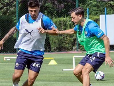 Fenerbahçe'de takımın yıldız futbolcuları Mesut Özil ve Ozan Tufan kadro dışı bırakıldı!