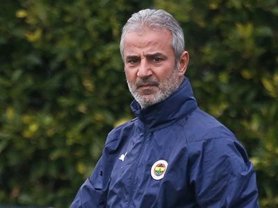 Fenerbahçe'de Teknik Direktör İsmail Kartal, futbolcularını Galatasaray derbisinde kırmızı kart görmemeleri konusunda uyardı