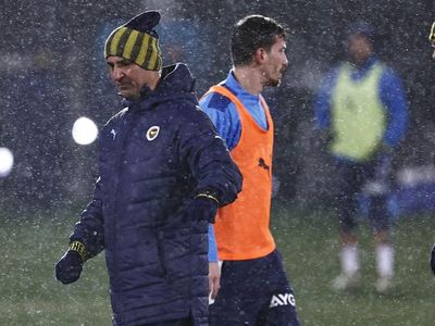 Fenerbahçe'de Teknik Direktör İsmail Kartal Futbolcularıyla Toplantı Düzenledi!