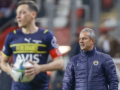Fenerbahçe'nin Kasımpaşa maçı öncesinde İsmail Kartal Mesut Özil'i kadroya almadı!